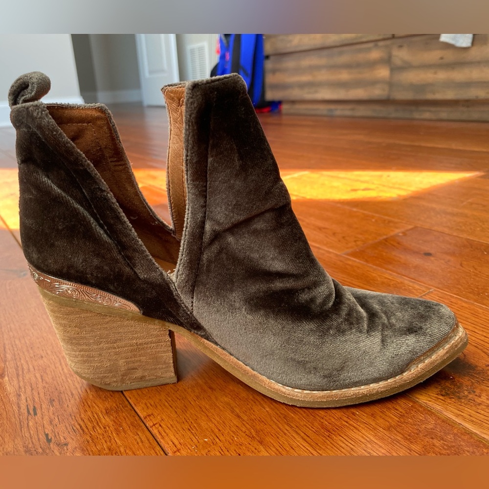 Jeffrey Campbell Cromwell velvet booties size 6.5 - Picture 9 of 11